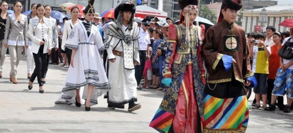 Ub Style モンゴル ウランバートルの最新情報満載 観光やグルメ 美容 ビジネ ス情報配信 写真で見るモンゴル 民族衣装のモンゴル人